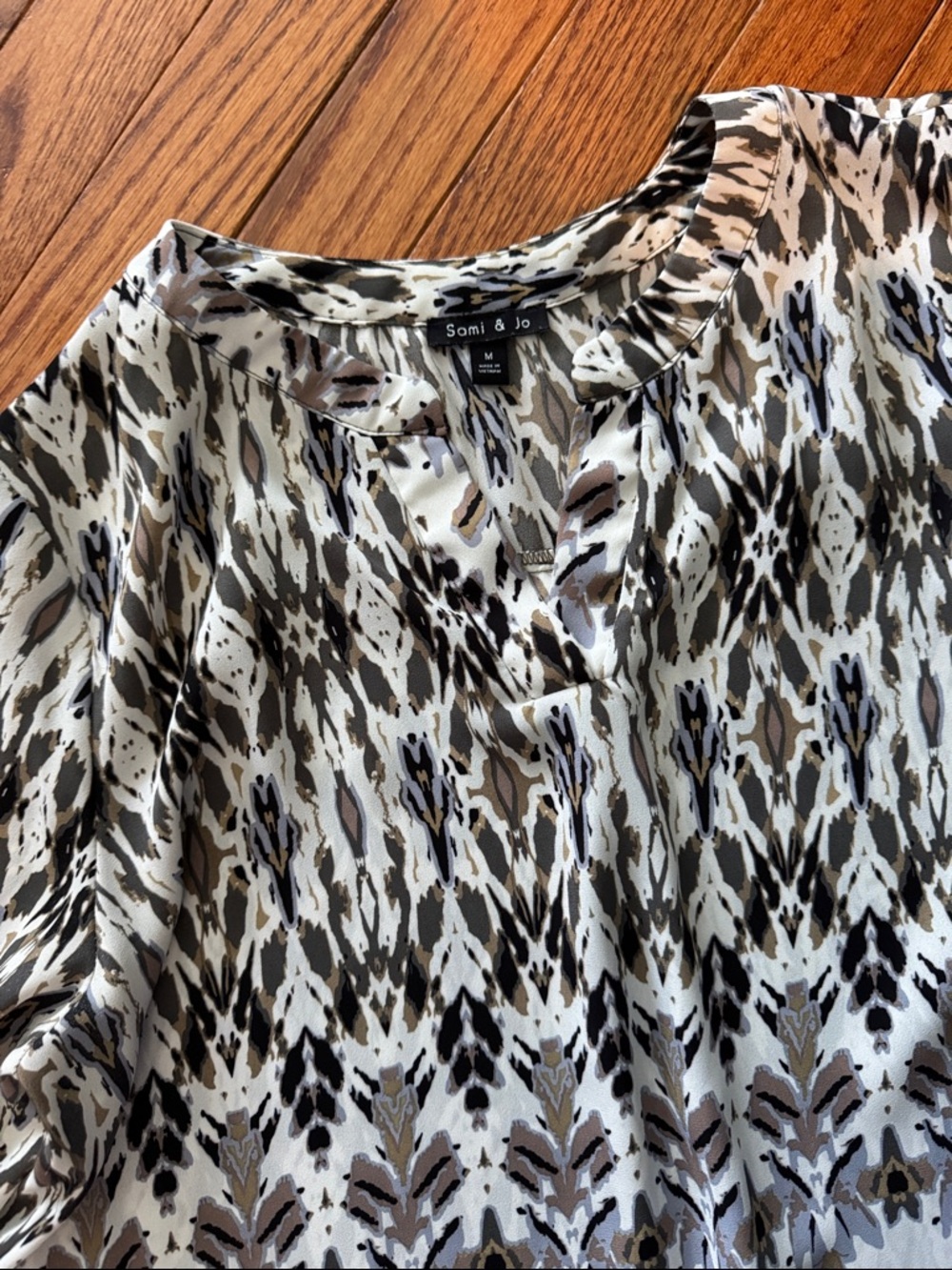 Women's Patterned V-Neck Pullover Top - Black, White & Taupe